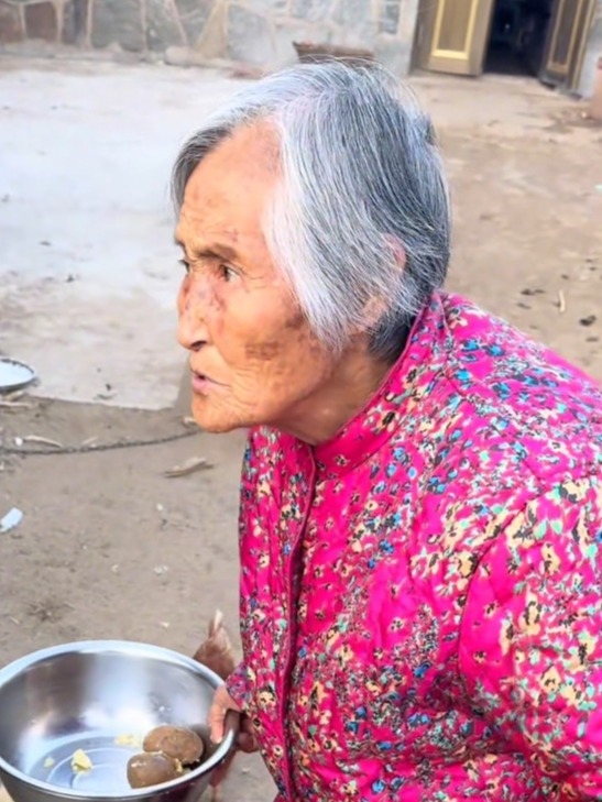 东北铁锅炖配贴饼子!香到让人吃不够