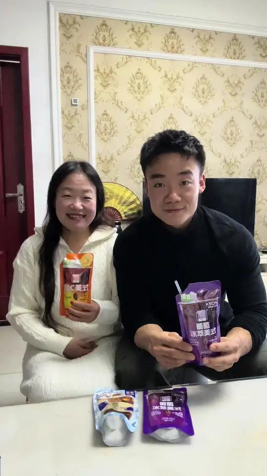 如果你觉得美式纯咖啡太苦喝不习惯,可以尝尝我给爸妈买的添加百分百纯果汁的咖啡,每天早上来一