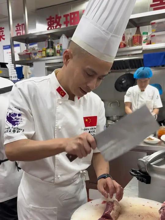 回味黑鸭煲 主料:洪湖土鸭一只净重约1500克(剁块)。辅料:干笋220克,生姜片,120