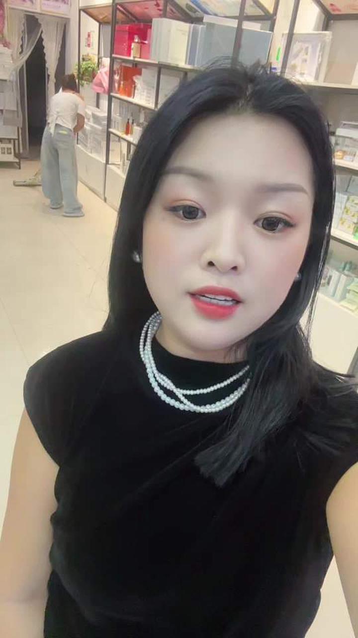 时间真快呀，小五还有几个月就结婚了，今天来让我做个指甲……