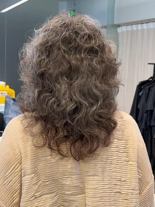 白发狼尾鲻鱼头搭配亚美卷竟然更帅了家人们谁懂啊 #亚美卷 #亚裔风烫发 #狼尾鲻鱼头 #狼