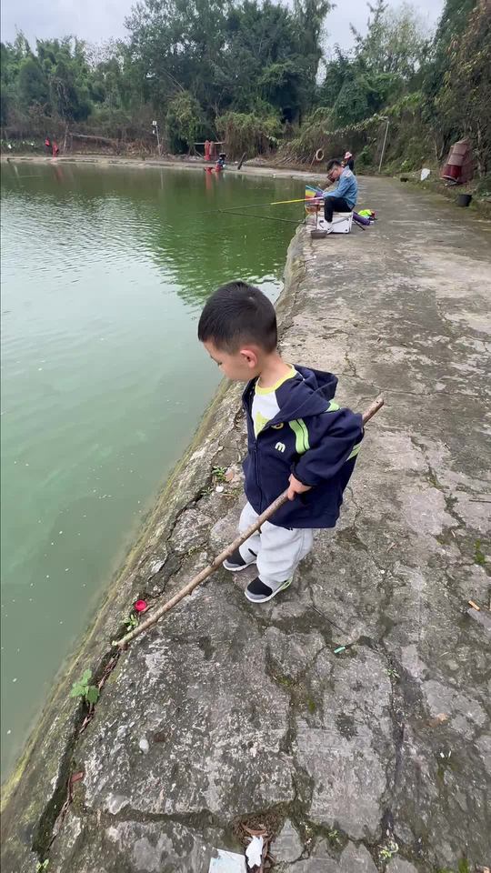 记忆如洪水般涌来！父子垂钓乐趣多