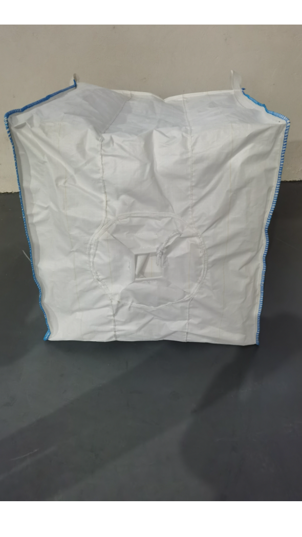 吨袋底部料口扎鹅颈的方法