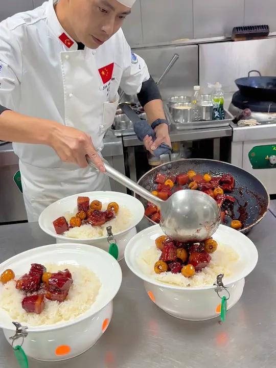 山楂红烧肉:精五花肉30斤,古越龙山花雕酒5瓶三年,李锦记排骨酱3瓶,李锦记海鲜酱2瓶,李
