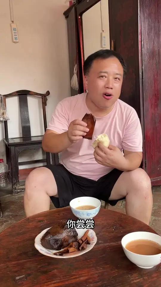 大白馒头配咸菜,真的很好吃