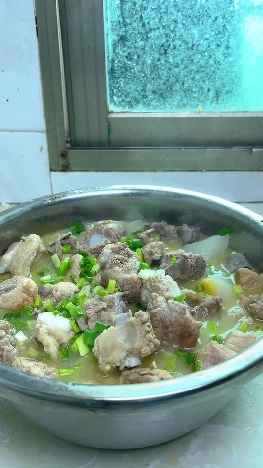 炖排骨切记不要焯水和直接下锅炖，教你一招，汤鲜味美营养不流失