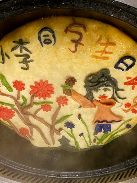 「有特色!女生东北上学喜提铁锅炖生日蛋糕」据 白鹿视频 报道:10月4日,吉林长春。李同学