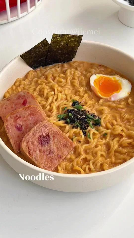 巨浓郁的午餐肉辛拉面黏糊糊的好吃哭惹