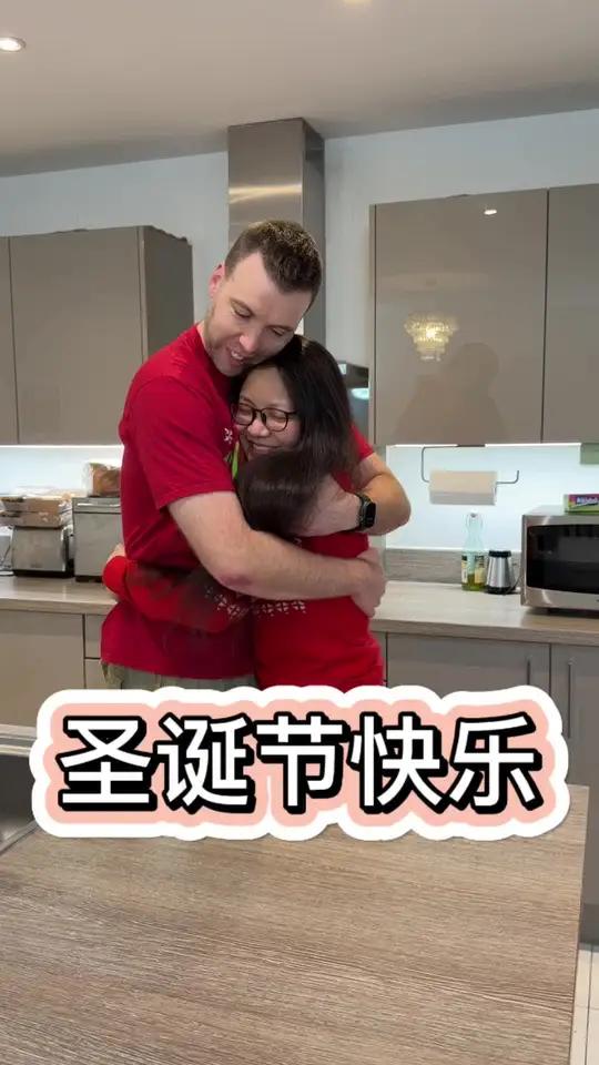 看着家家户户都是大家族团聚过圣诞,虽然今年我们家就是简简单单的一家四口,有两个孩子们在家里