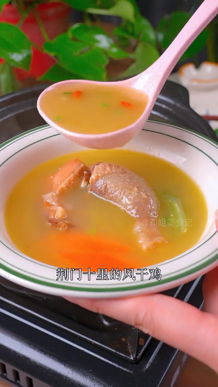 荆门十里的风干鸡是湖北特别有名的特色菜,肉质紧实,口感咸香 风干鸡 特色菜