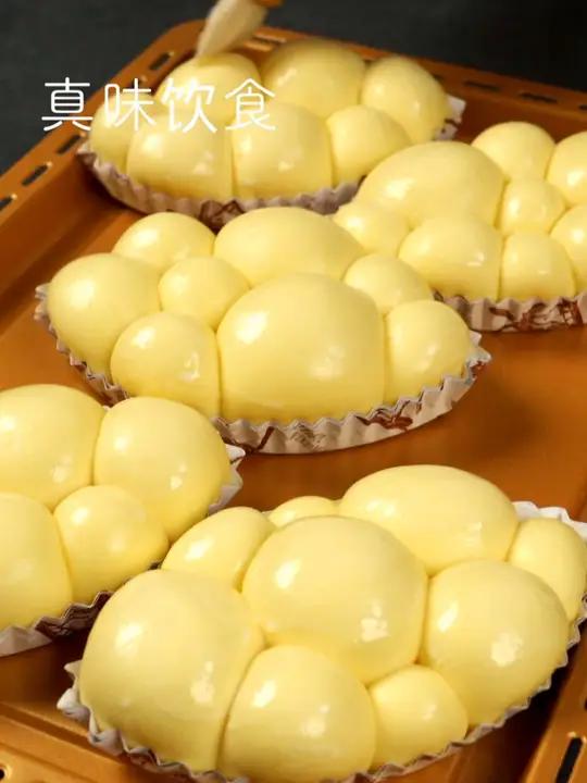 这么做面包不仅松软回弹放几天都不会变硬 酵种:高筋面粉80克温水80克 鲜酵母3克或干酵母