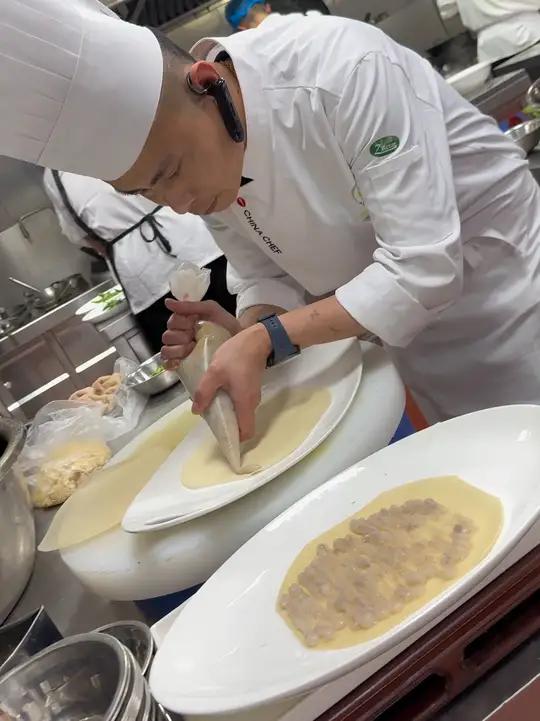 （脆皮小棠菜）在家也能做的杏香脆皮小棠菜，食材处理、制作虾胶、调制脆皮糊、炸制等步骤，简单