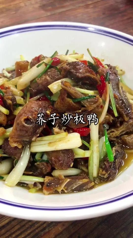 用柴火灶炒板鸭,搭配新上市的荞子太香了、特别下饭!老屋柴院