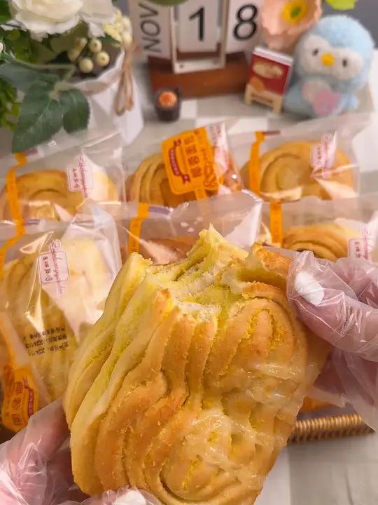早八人的早餐椰蓉面包 左烘右焙面包 太好吃了 零食推荐 大人小孩都爱吃 妈呀太香了 早餐吃