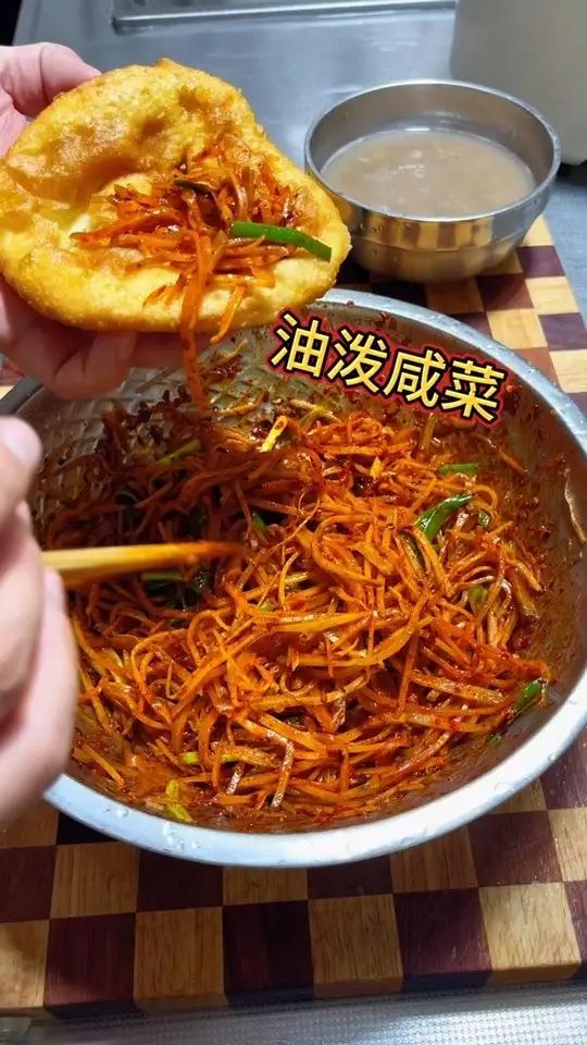 大头咸菜用油一泼,夹馍下饭都太美了