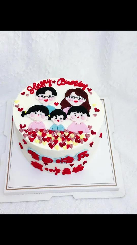 专属定制的一家五口翻糖蛋糕 每一个小人和装饰，都是幸福的注脚，愿我们的家，永远满是甜～