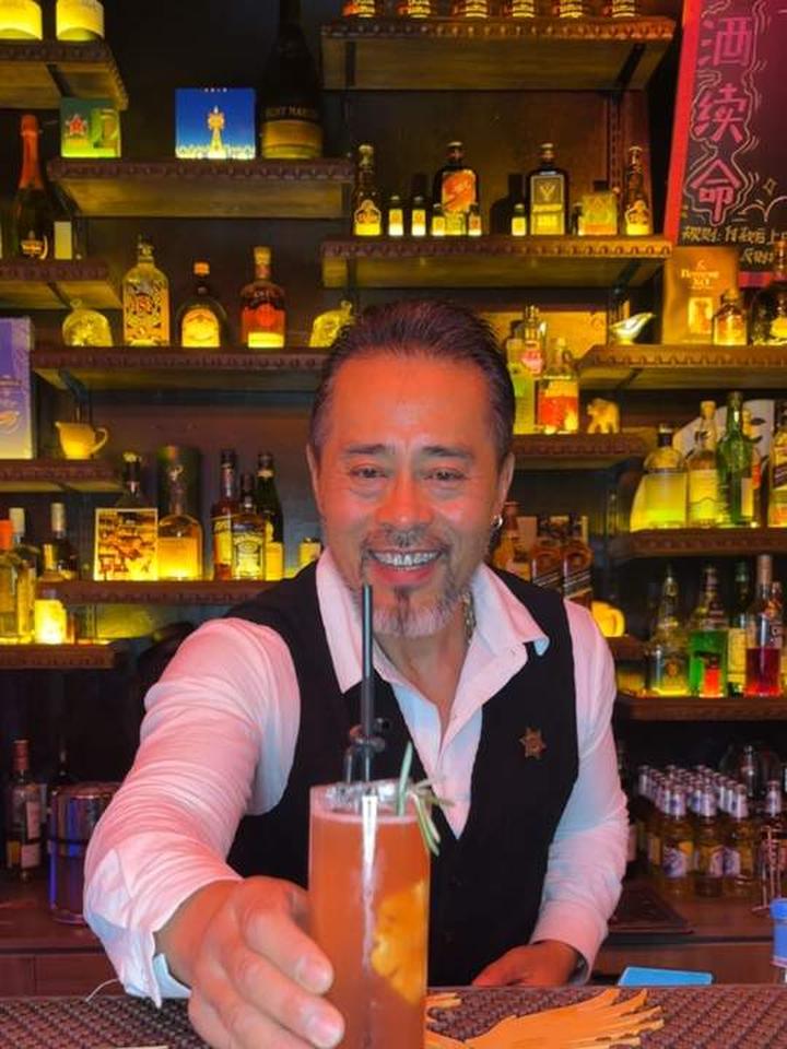 分享鸡尾酒新加坡司令的调制过程