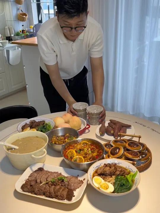 点菜点菜 今天做了一家人爱吃的无骨鸡爪，太美味了，妹妹点的蛋挞烤焦啦，老婆想吃卤牛腱子了，