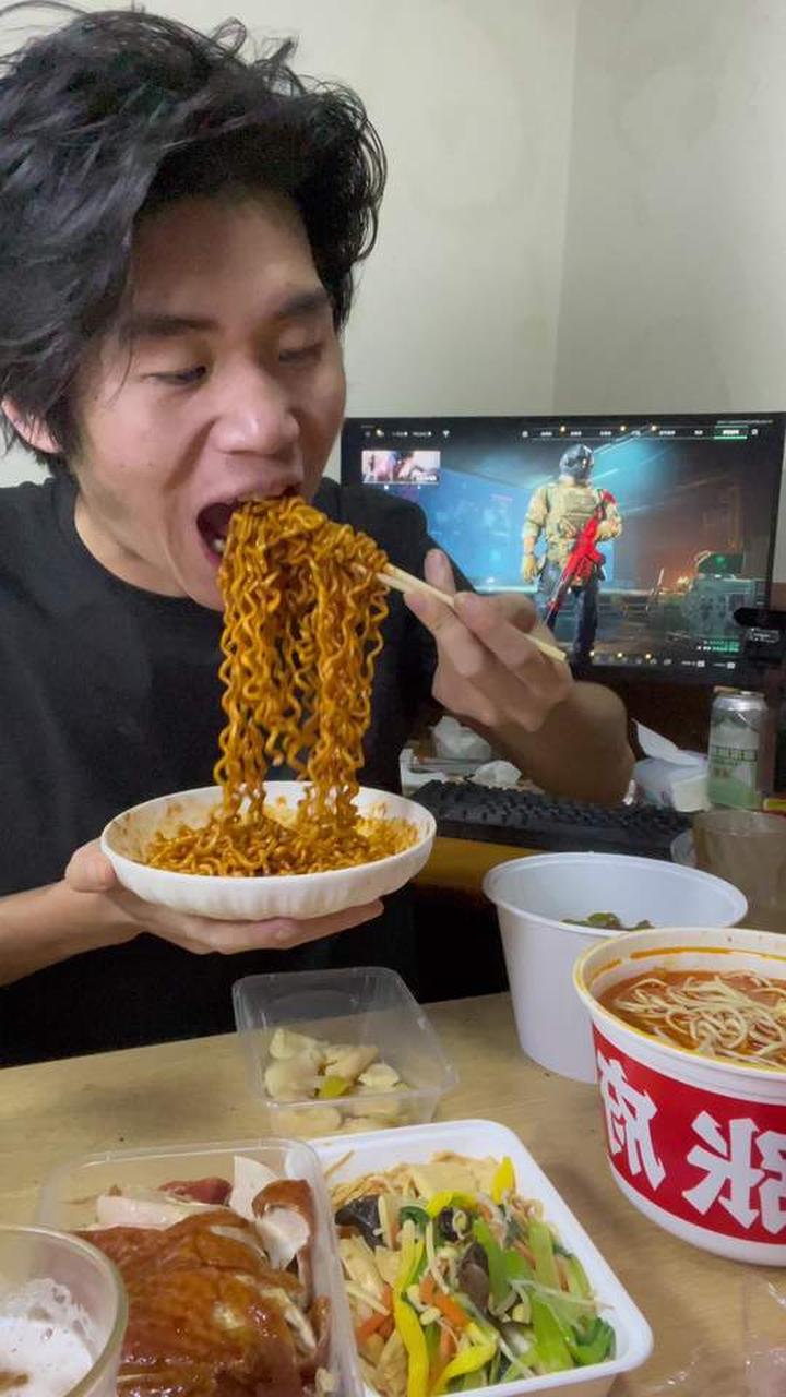 今天厉害了,兄弟想看我吃南京烤鸭,它来了!