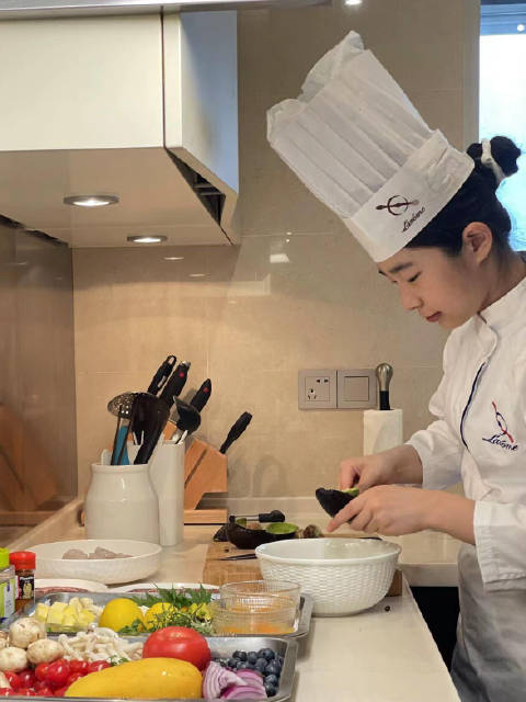 「妈妈送13岁女儿上法餐厨艺班:从小喜欢美食,现在可包揽家中大小节日大餐」13岁女儿为父母