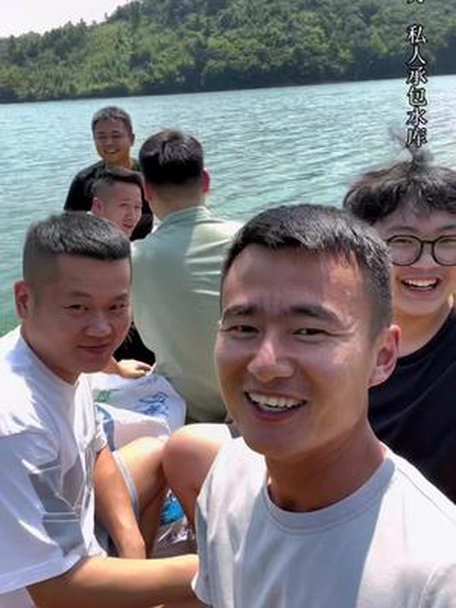 和朋友们一起去抓鱼,白天放网收货也不错哟 我的乡村生活 户外捕鱼