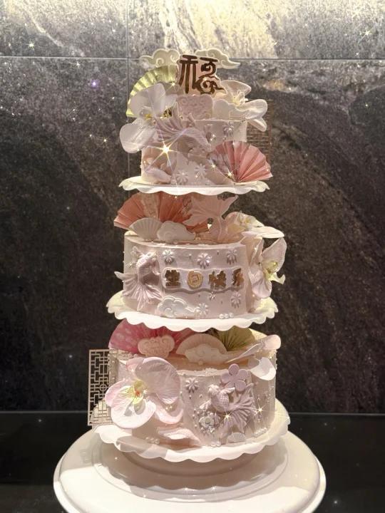「新中式三层女士蛋糕|绽放东方雅韵,礼献时光佳人」「素手执芳华,心藏天地宽。愿这抹新中式的