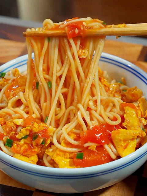孩子特别喜欢吃这个西红柿鸡蛋拌面,面条裹满了酸酸香香的汤汁,每次都能吃一大碗!厨艺教程