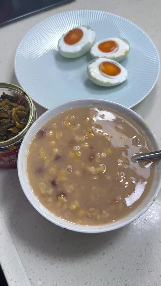 大碴子粥配咸菜,就问你爱不爱!