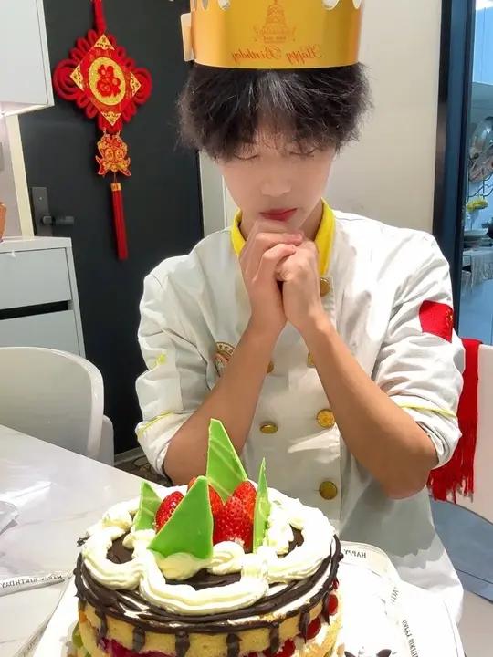 遇到你们就像懒羊羊遇到青草蛋糕一样幸福蛋糕生日happybirthday懒羊羊当大厨