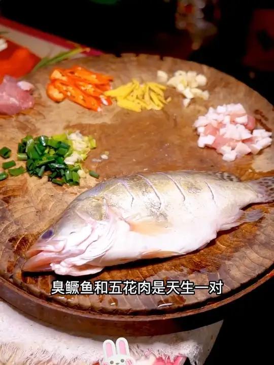 烧臭鳜鱼放点五花肉更好吃,不信你试试