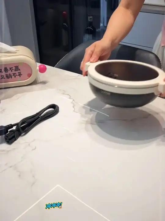天呐!这简直就是吃宵夜的好搭子!用来煮粉 煮面,煎蛋热牛奶也太好用了 折叠电煮锅 电煮锅迷
