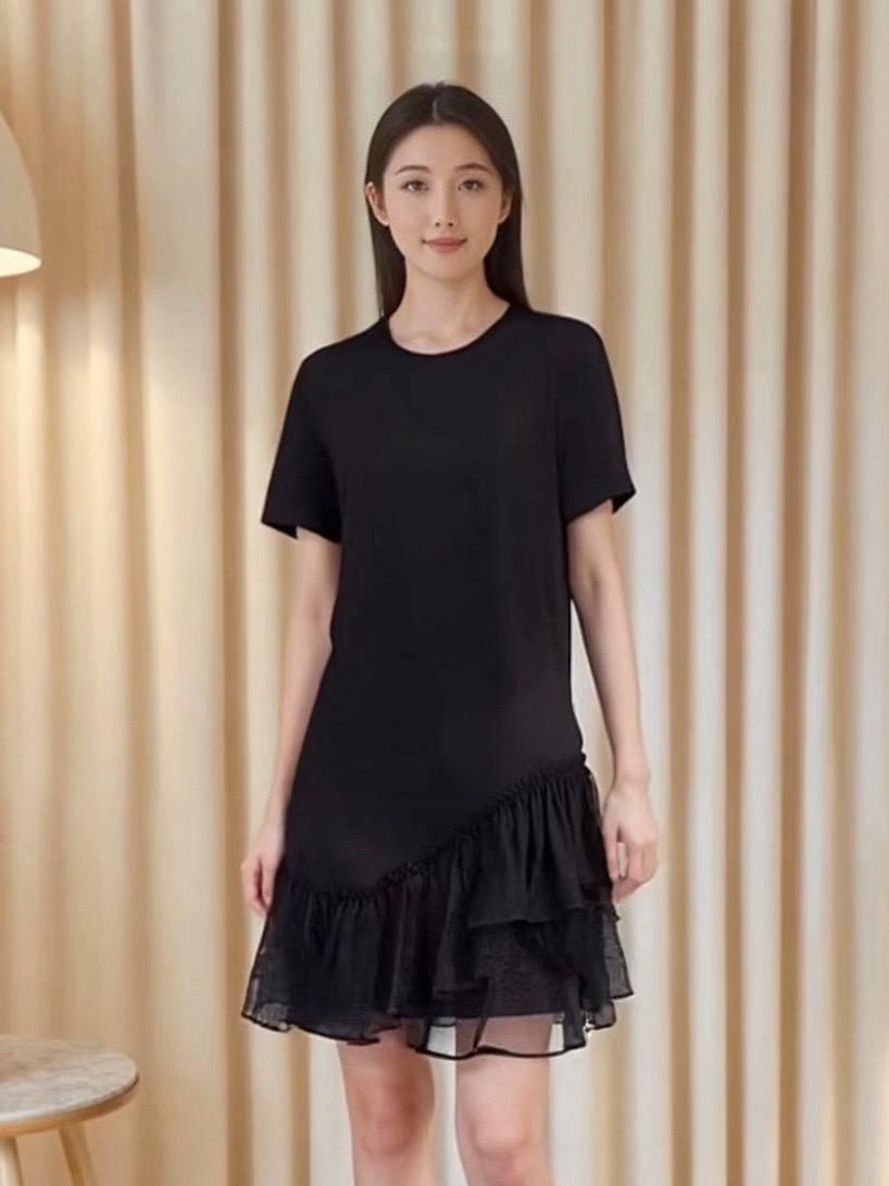 慵懒感拉满!钩花拼接小黑裙,圆领宽松款藏肉又显贵 衣柜里总缺一条“随便穿都好看”的小黑裙?