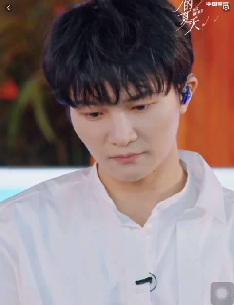 央视夏日歌会  周深又来治愈我的耳朵了「流泪」《星鱼》高音直接掀飞头盖骨,撒贝宁听周深唱歌