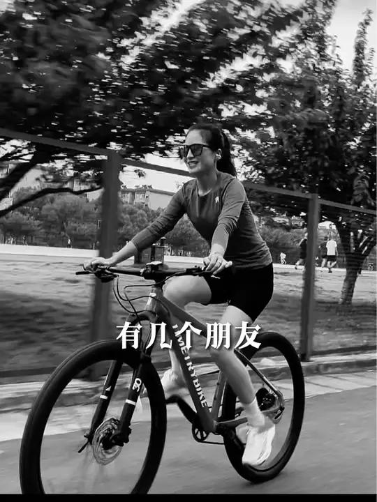 现在的朋友圈能有几个朋友,都在暗中观察,嫌你有,笑你无,嫌你穷,怕你富!文案像极了自己 出