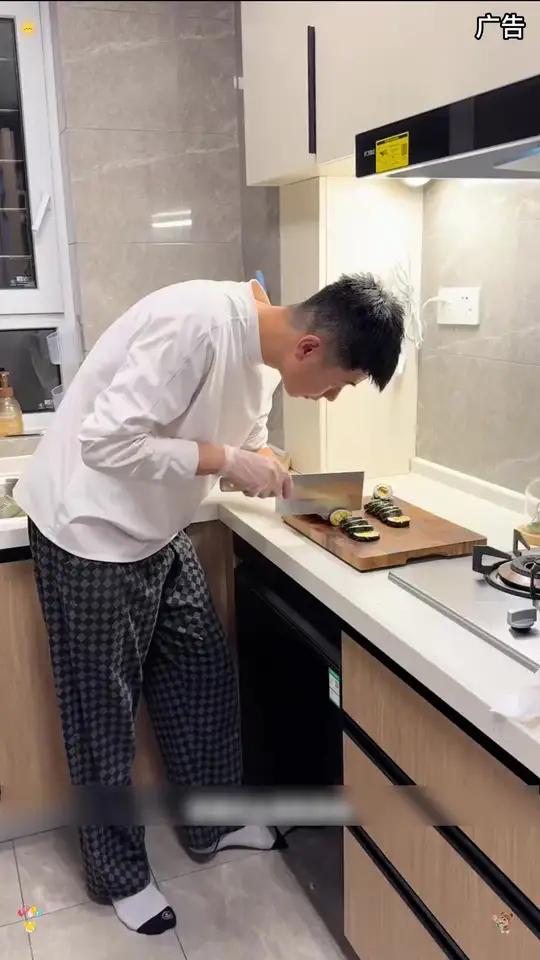 让宝宝爱上吃饭的紫菜包饭,有菜有肉有主食 像我这么做碗都不用刷 做法很简单而且营养美味的紫