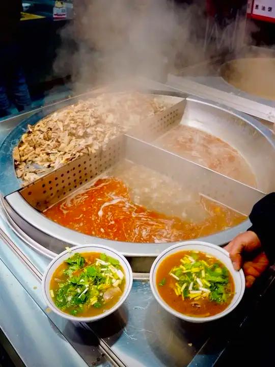 在阜阳，搁他家也是吃到了这碗热气腾腾 更对阜阳味的牛杂粉丝汤！