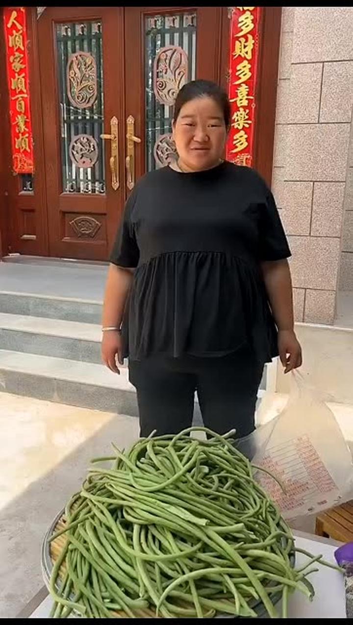 拿好豆角，买点肉去嫂子家包饺子吃