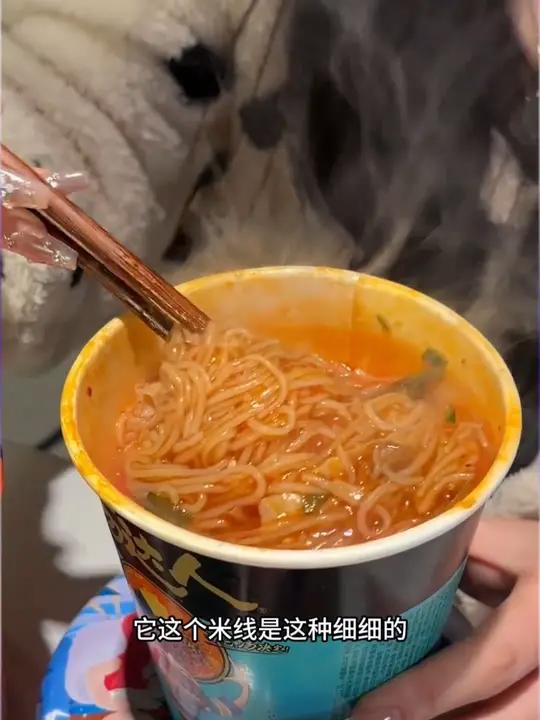 这个小锅米线连汤达人的研发人都说比他们家豚骨拉面还要好吃,我真的能吃一辈子,饿了馋了来一桶