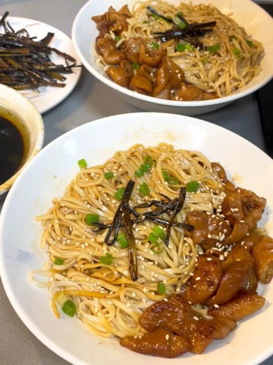 干碗肥肠葱油拌面!一起好吃到土拨鼠尖叫!