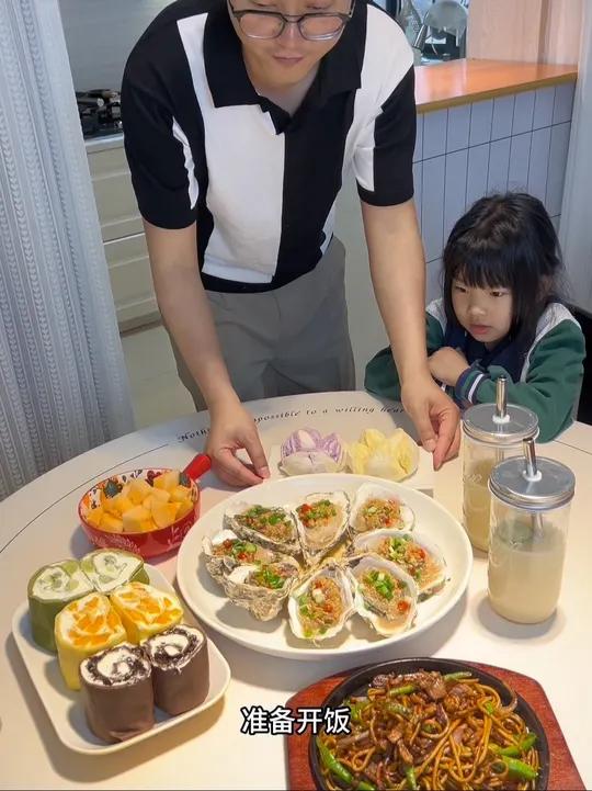 点菜点菜 今天妹妹点了毛巾卷,姐姐想吃铁板面和柠檬养乐多,老婆点了蒜蓉生蚝