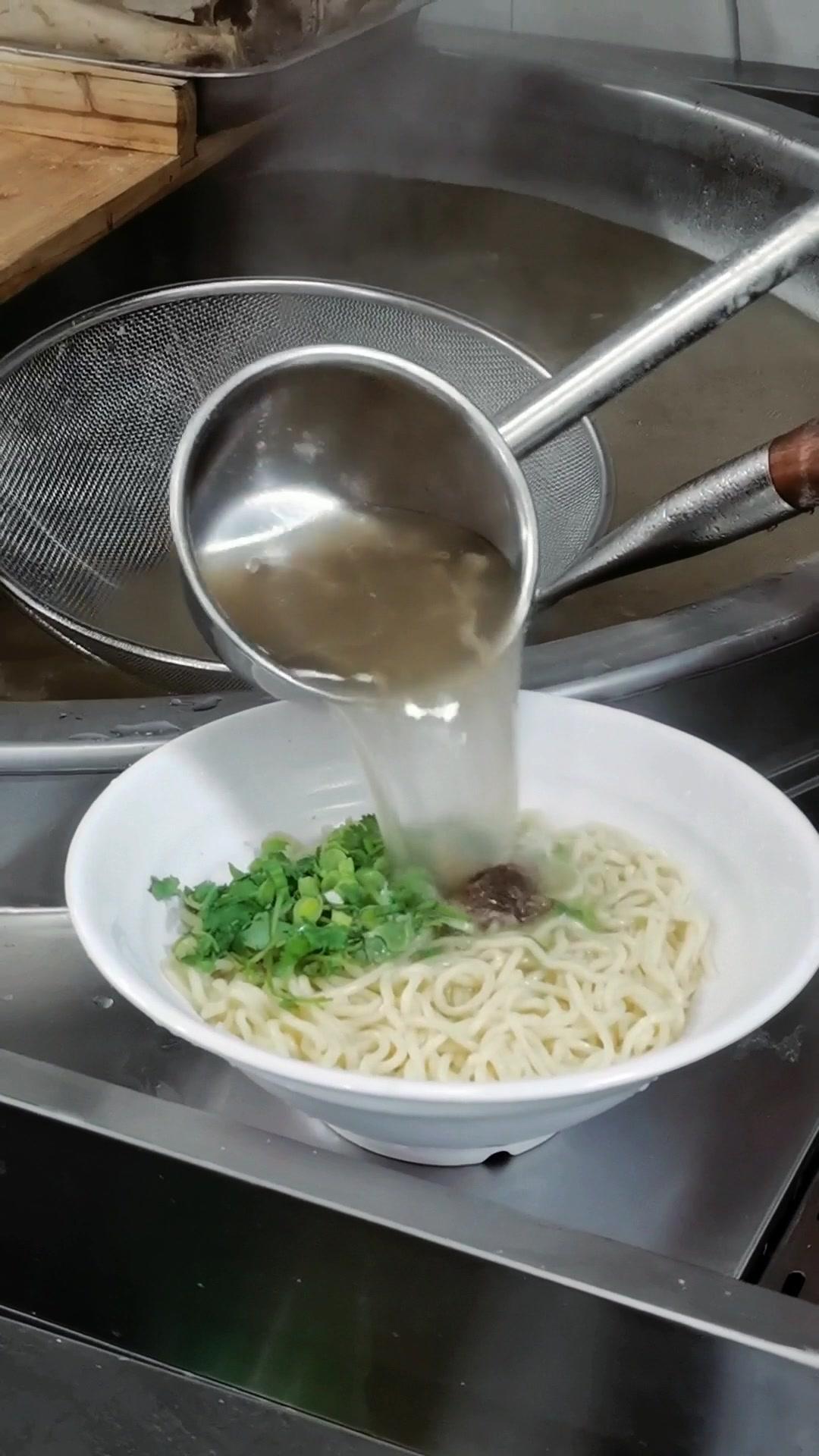 [gf]e63c[/gf] 牛肉面这样吃才叫过瘾,面条劲道入味,汤浓爽口鲜香,关键还有大块