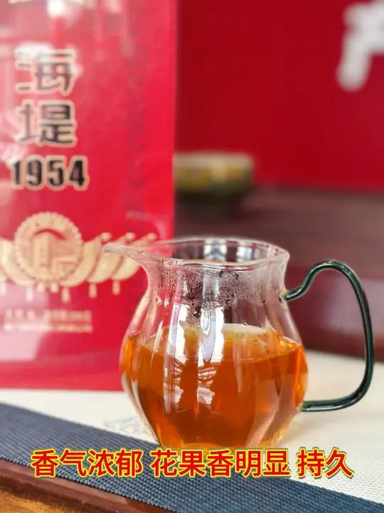 1954大红袍选用武夷山原料向阳面的茶树,香气足,花果香显,且持久。老枞水仙原料从百种优质