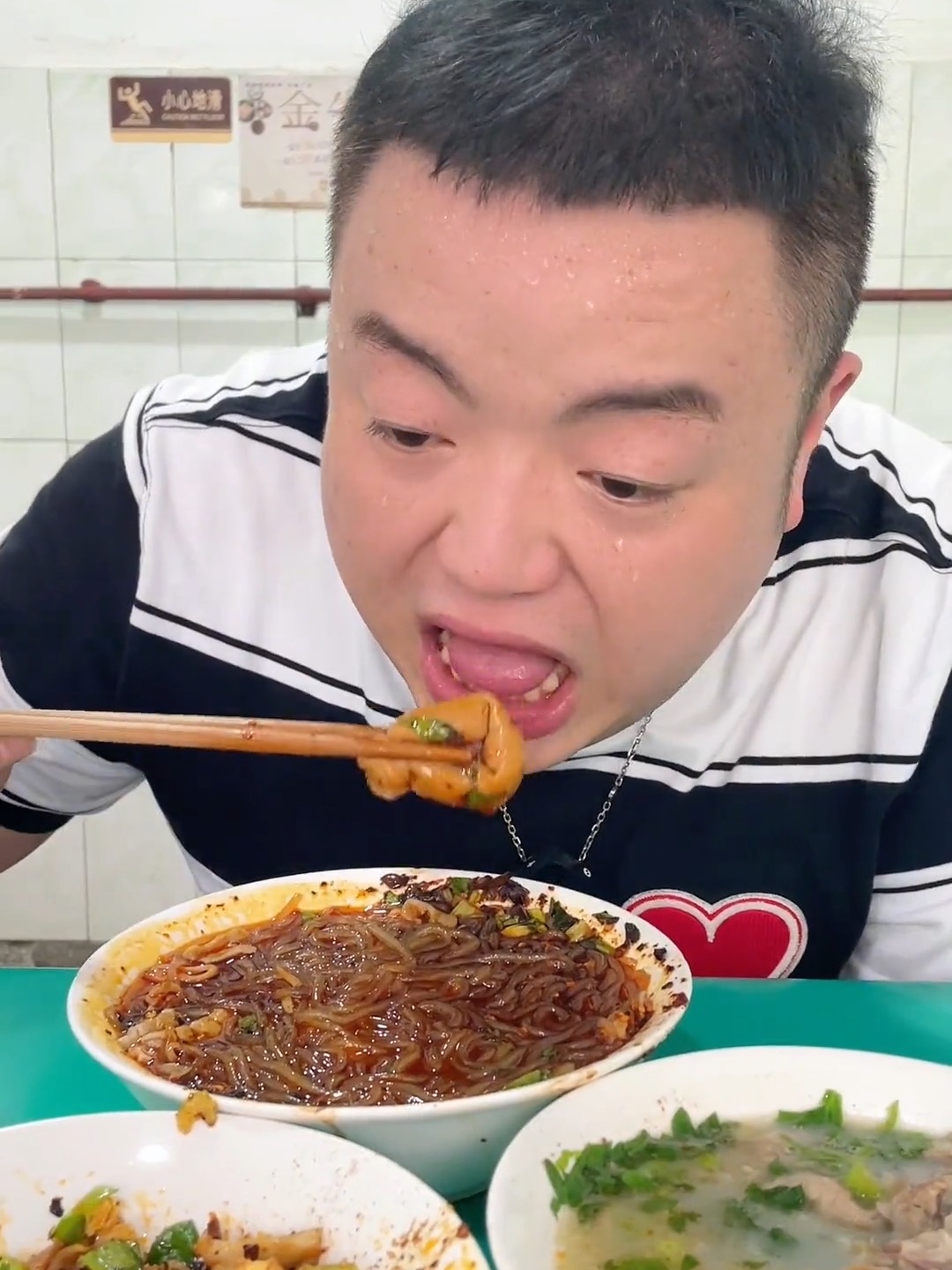 重庆有小面成都有肥肠粉据说很多明星都来过