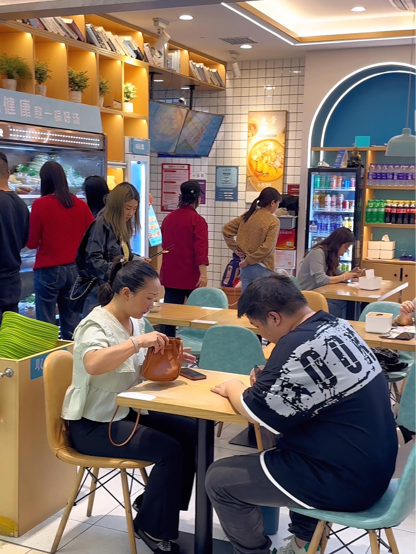 挑战麻辣烫店一天卖300碗 看这一满柜的新鲜蔬菜,敢问谁看了不迷糊?一份成本9块多的麻辣烫