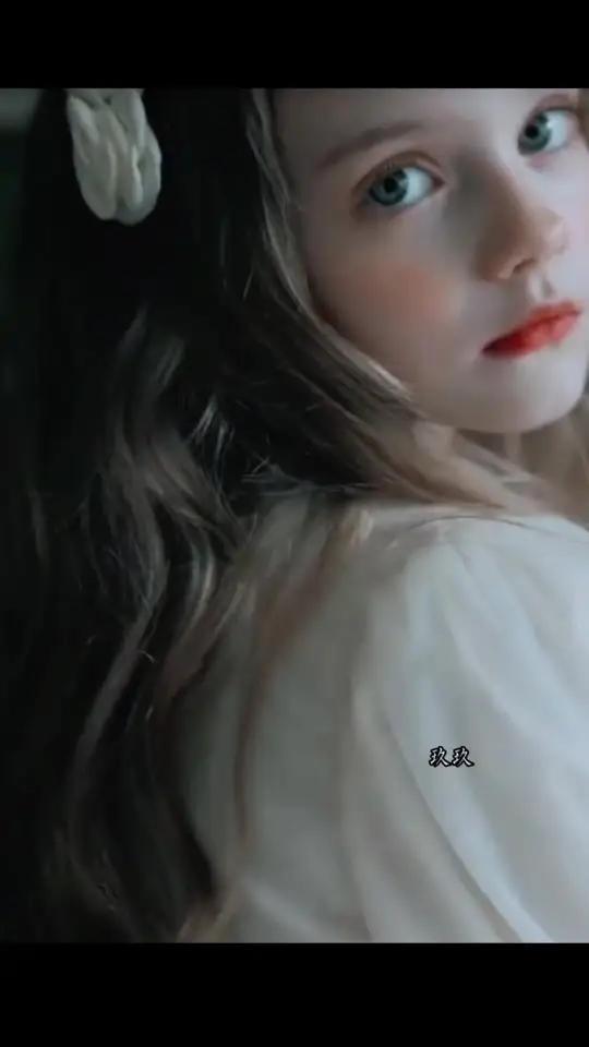 唯一的遗憾是西门倾世,那个金发红眼的女孩,她原本是西门家族的长公主,西门龙霆和景佳人的掌上