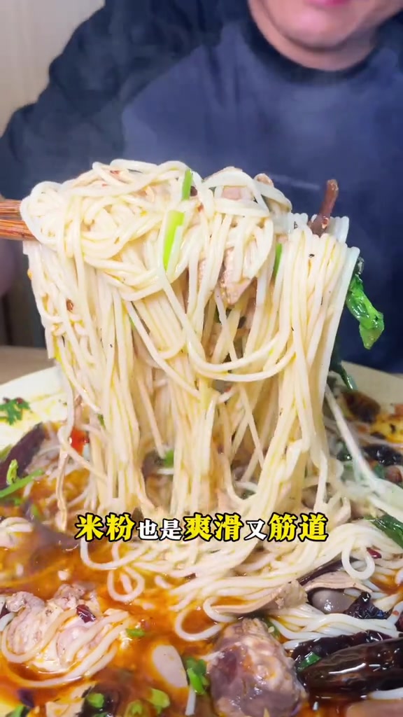 终于在南通吃到我心心念念的羊肉粉了！汤鲜粉滑，再加上这个喷喷香的油辣椒，真的太太太好吃了！