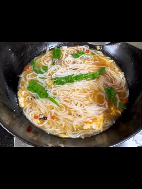 半夜饿了,来碗鸡蛋肉丝汤粉