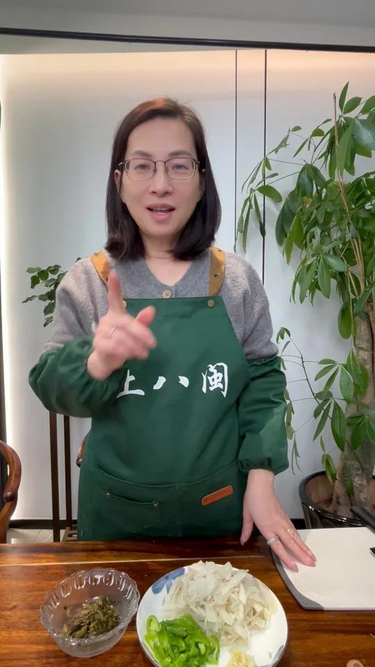 春天就是吃笋的季节,今天吃美味的糟菜炒笋