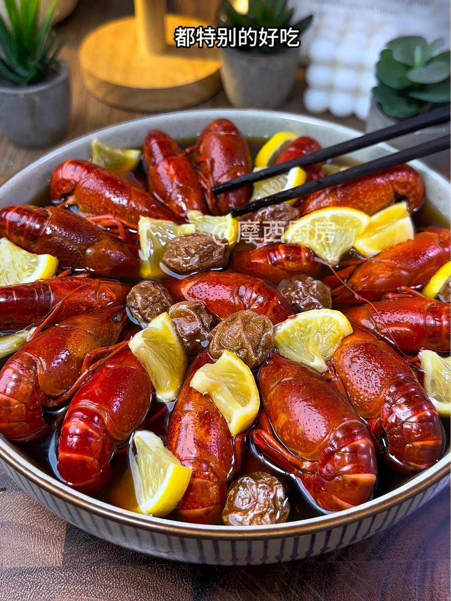 又到了吃小龙虾的季节 别总是麻辣蒜蓉红烧了,像我这样做成冰醉小龙虾,酸甜可口冰爽又过瘾 冰