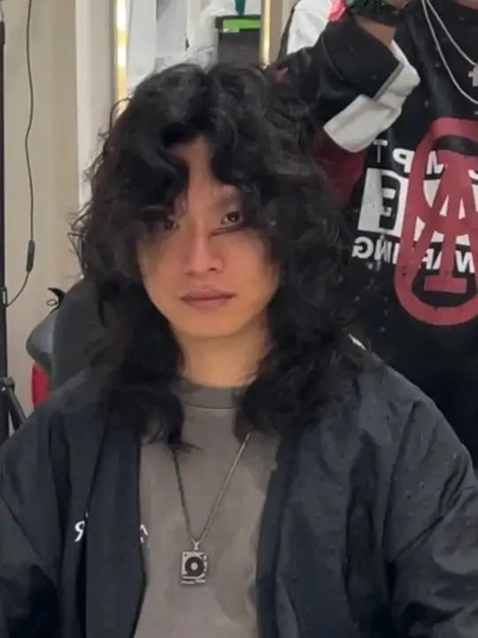 狼尾鲻鱼头搭配亚裔风卷发是种什么体验